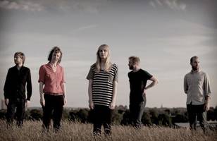 Premiere: Lanterns On The Lake - Elodie